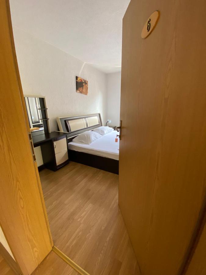 Bus Station Hostel Prishtine Bagian luar foto