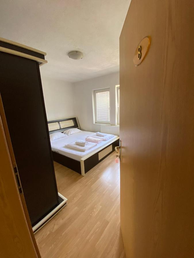 Bus Station Hostel Prishtine Bagian luar foto
