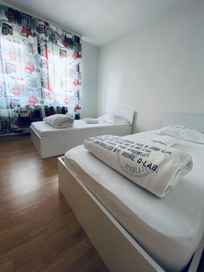 Bus Station Hostel Prishtine Bagian luar foto