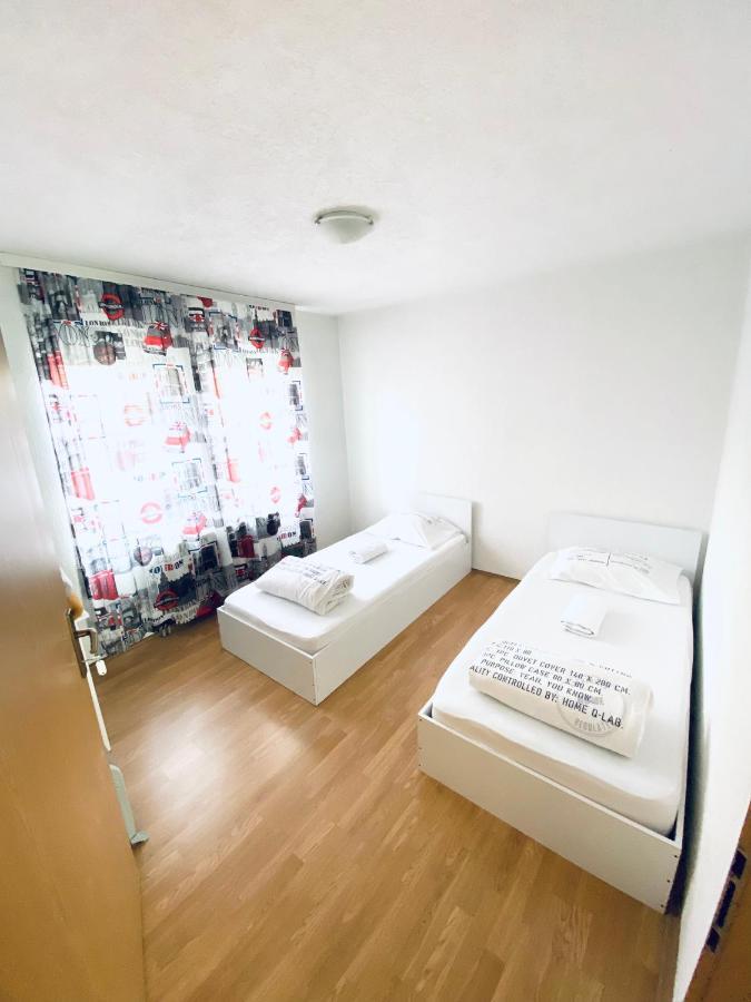 Bus Station Hostel Prishtine Bagian luar foto
