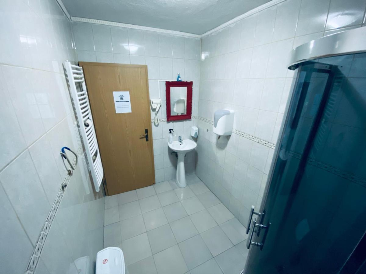 Bus Station Hostel Prishtine Bagian luar foto