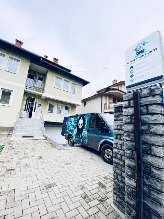 Bus Station Hostel Prishtine Bagian luar foto