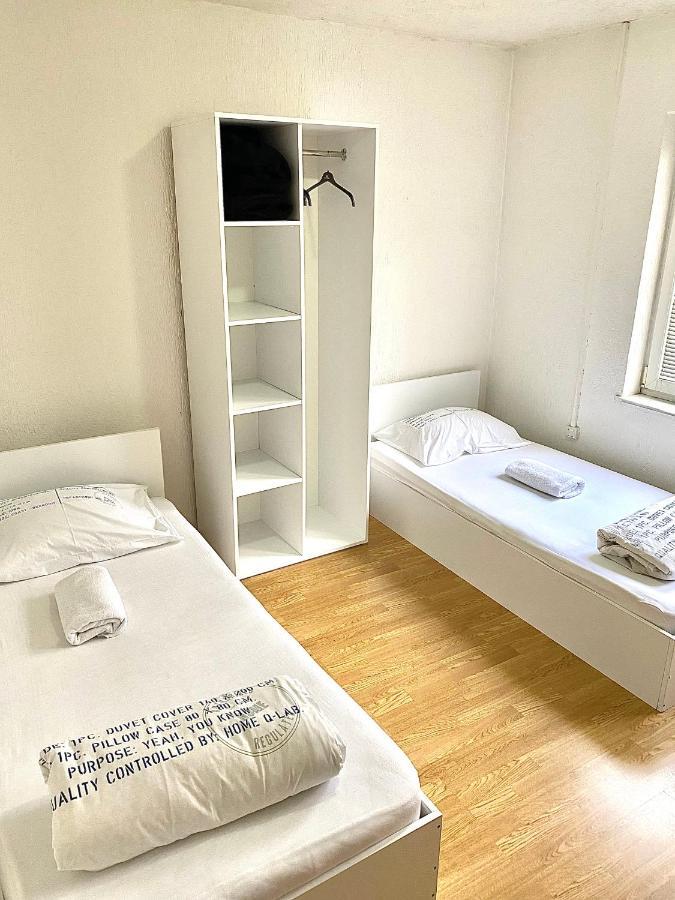 Bus Station Hostel Prishtine Bagian luar foto