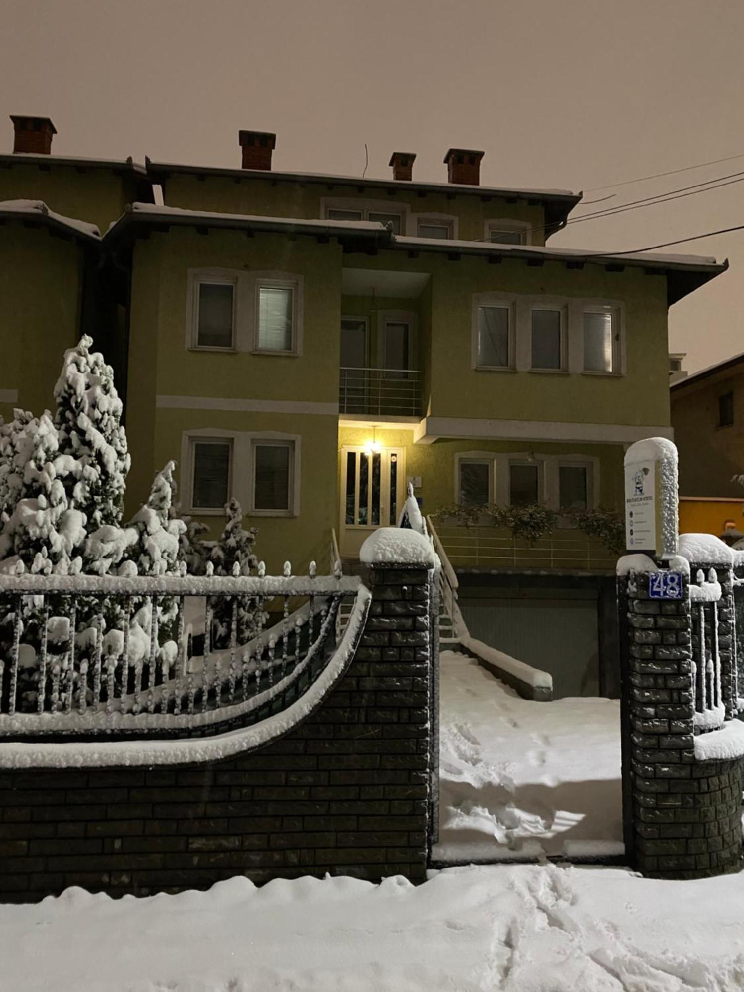 Bus Station Hostel Prishtine Bagian luar foto