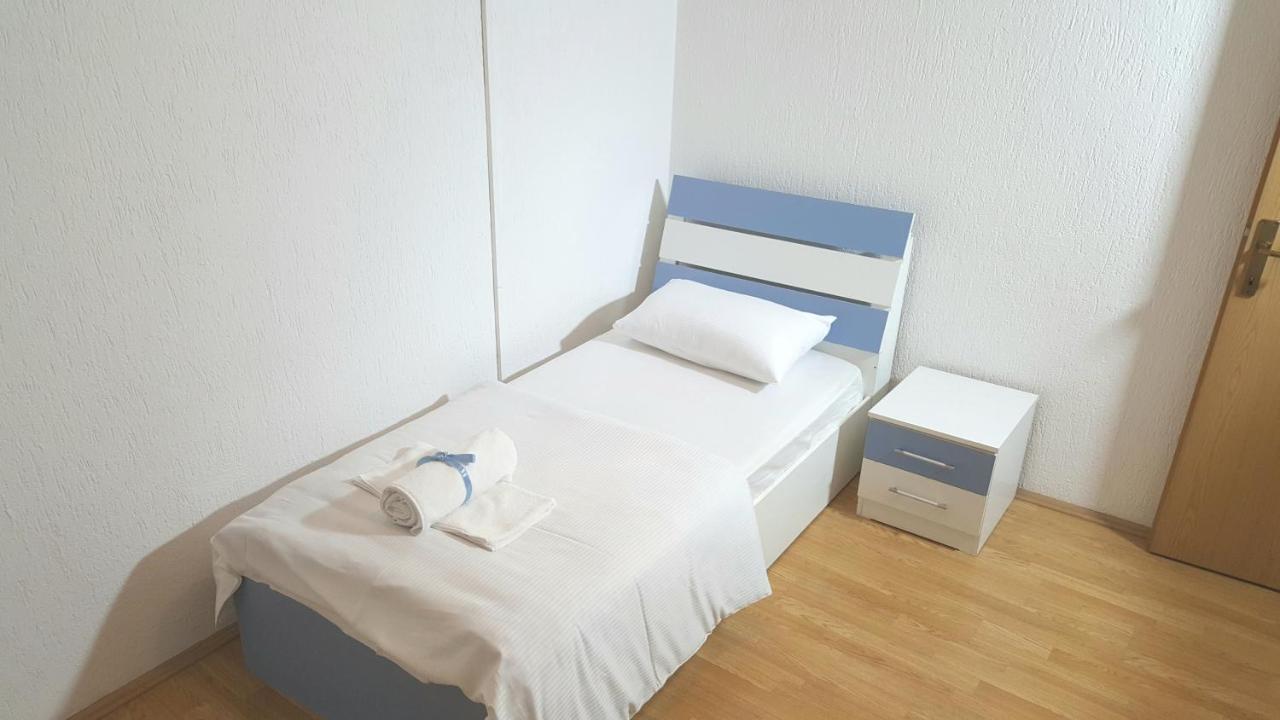 Bus Station Hostel Prishtine Bagian luar foto