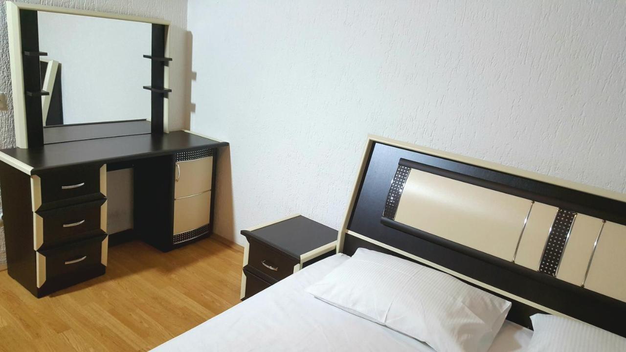 Bus Station Hostel Prishtine Bagian luar foto