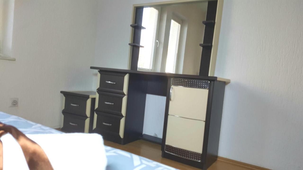 Bus Station Hostel Prishtine Bagian luar foto