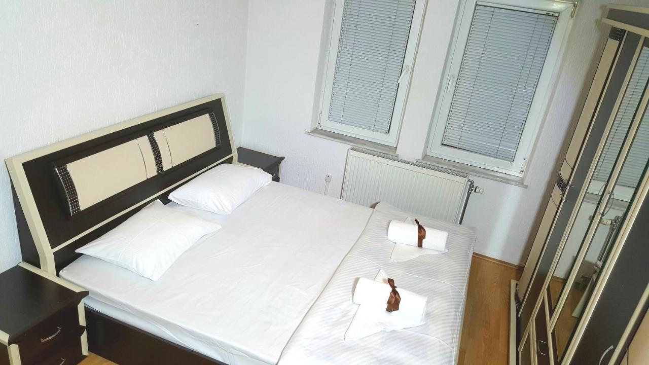 Bus Station Hostel Prishtine Bagian luar foto