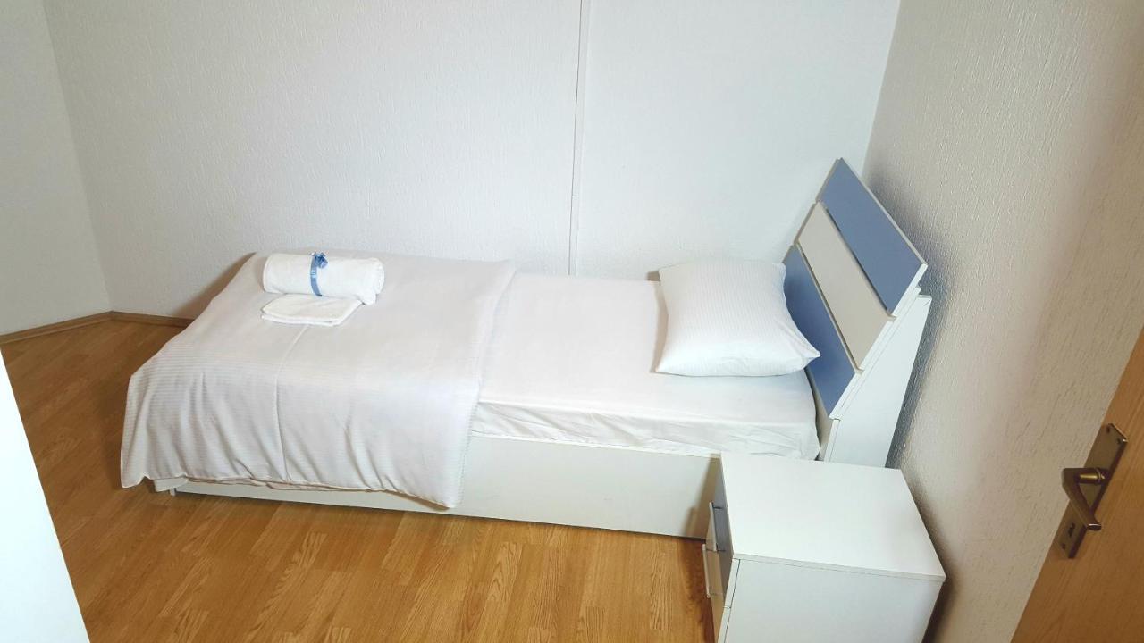 Bus Station Hostel Prishtine Bagian luar foto