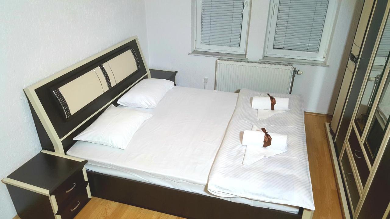 Bus Station Hostel Prishtine Bagian luar foto
