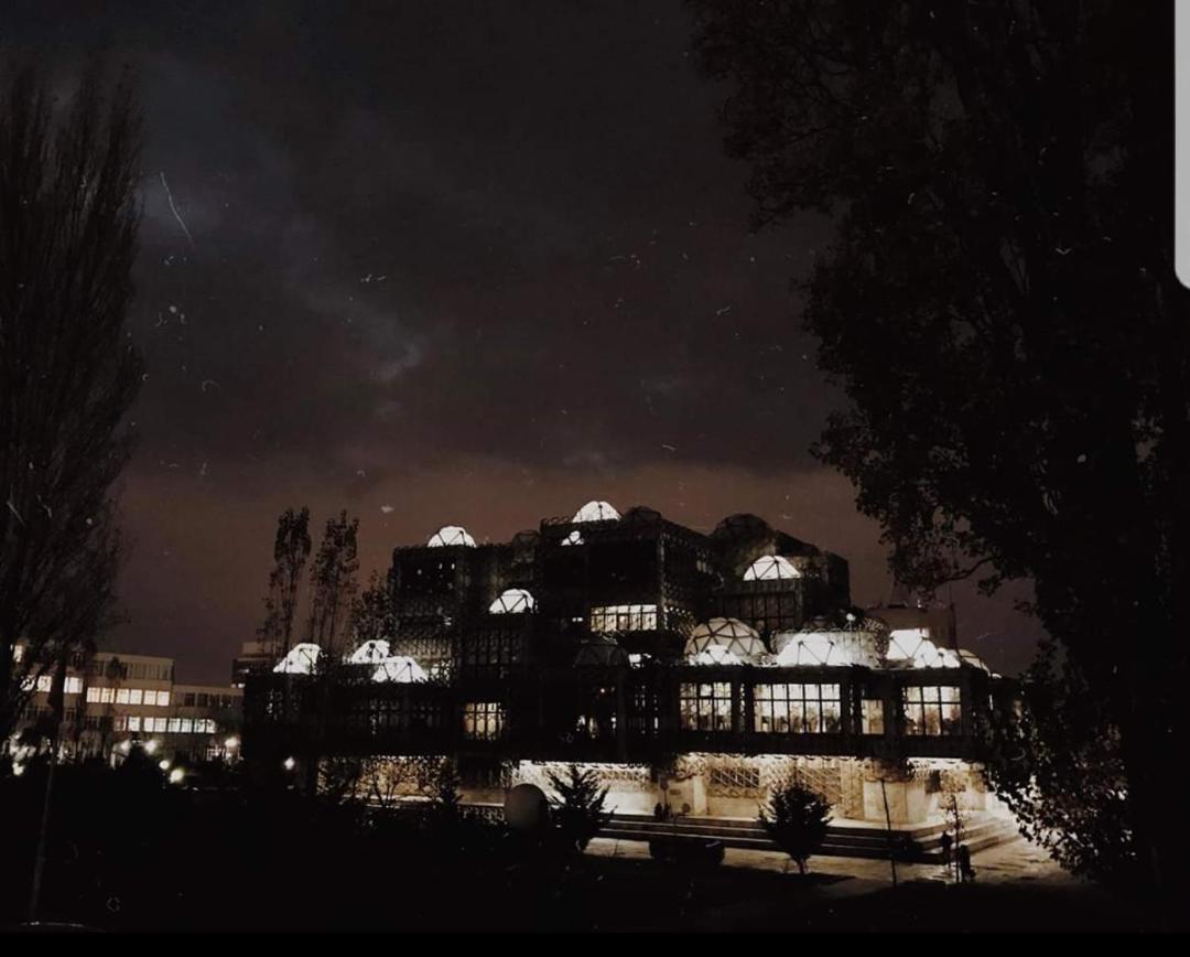 Bus Station Hostel Prishtine Bagian luar foto